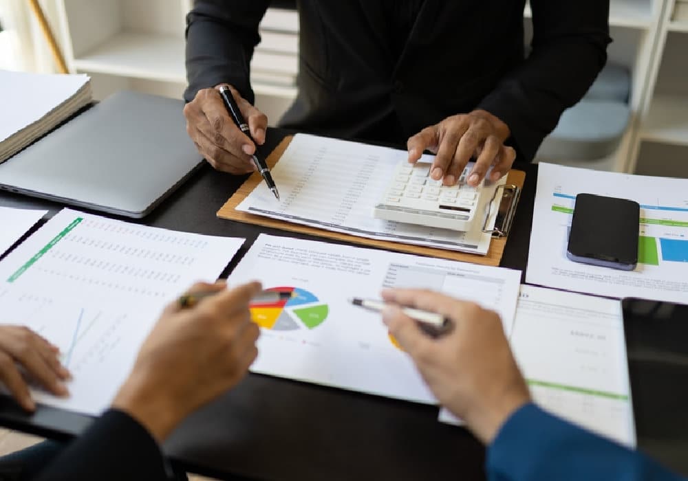 Business,Consultant,Meeting,Is,Discussing,Financial,Situation,,Analyzing,Budget,And
